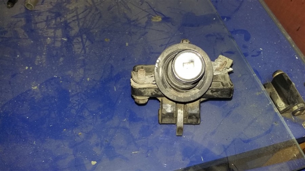 Mercedes 190E çıkma arka bagaj kilidi