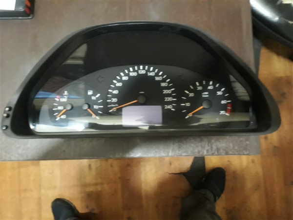 mercedes e210 kilometre saati